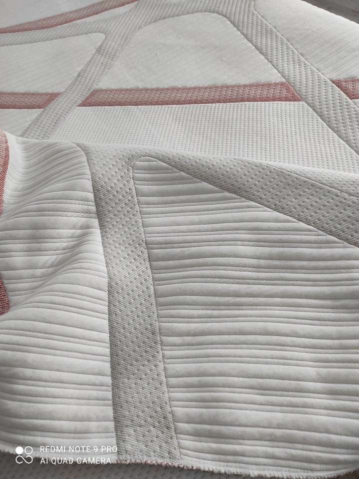 Baskılı Beyaz ve Gri Yatak Örtüsü - Görsel 3