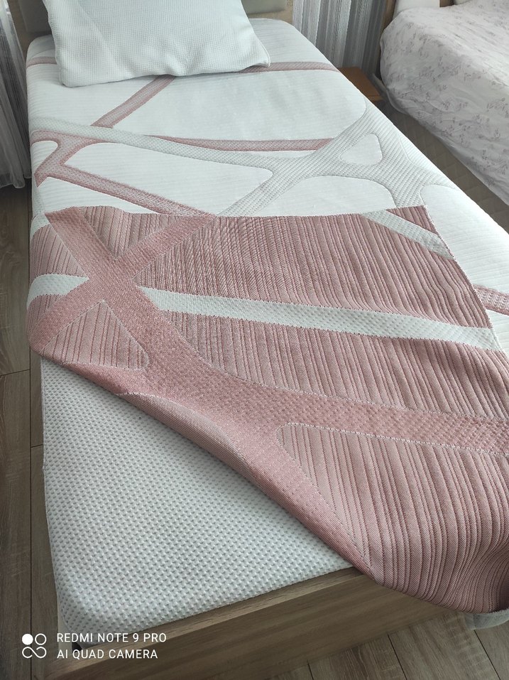 Baskılı Beyaz ve Gri Yatak Örtüsü - Görsel 2