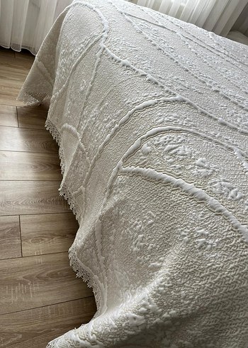 Nakışlı Beyaz Gri Yatak Örtüsü - Görsel 3