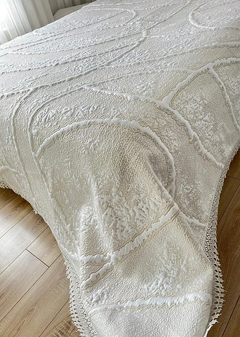 Nakışlı Beyaz Gri Yatak Örtüsü - Görsel 2