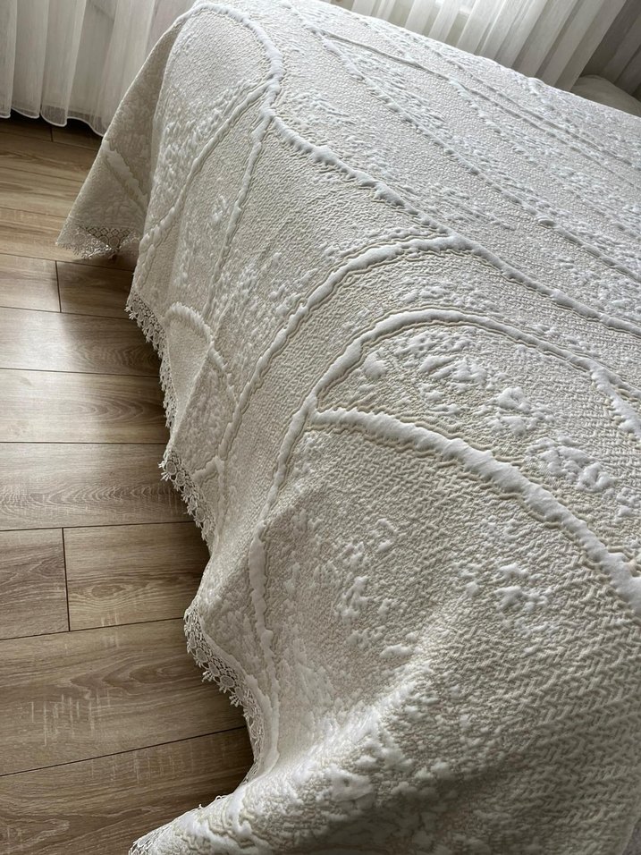 Nakışlı Beyaz Gri Yatak Örtüsü - Görsel 3