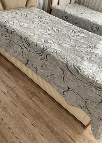 Gri Beyaz Desensiz Yatak Örtüsü - Görsel 2