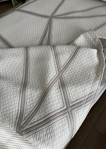 Gri Desenli Beyaz Yatak Örtüsü - Görsel 4