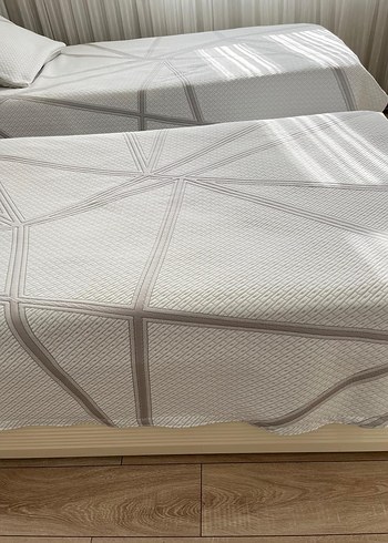 Gri Desenli Beyaz Yatak Örtüsü - Görsel 2