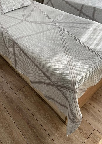 Gri Desenli Beyaz Yatak Örtüsü - Görsel 3