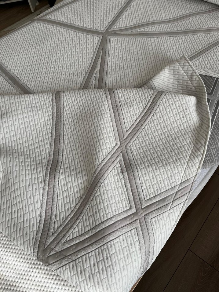 Gri Desenli Beyaz Yatak Örtüsü - Görsel 4