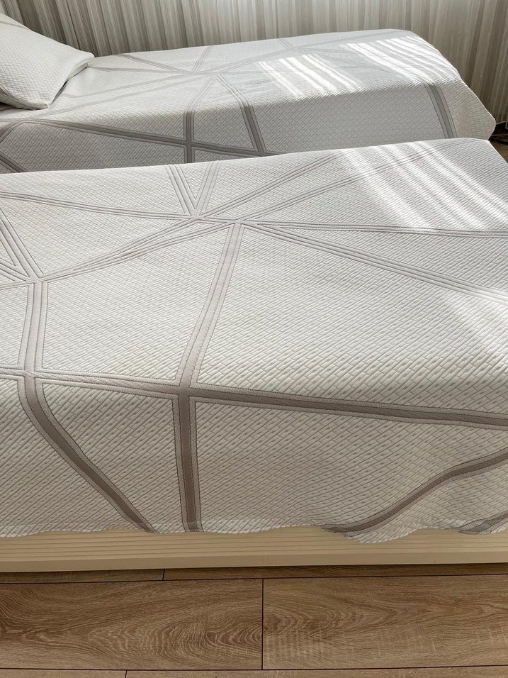 Gri Desenli Beyaz Yatak Örtüsü - Görsel 2