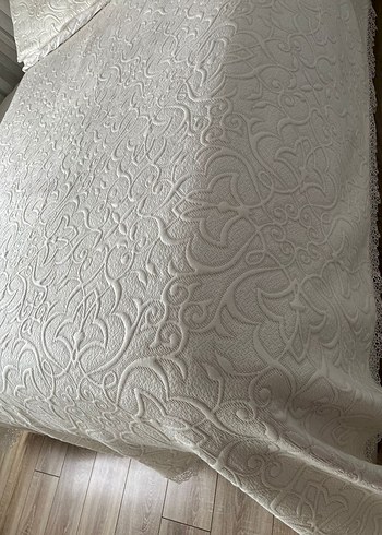İşlemeli kirem Yatak Örtüsü - Görsel 2