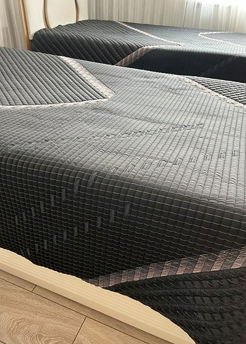 Siyah Dikişli Düz Yatak Örtüsü - Görsel 4