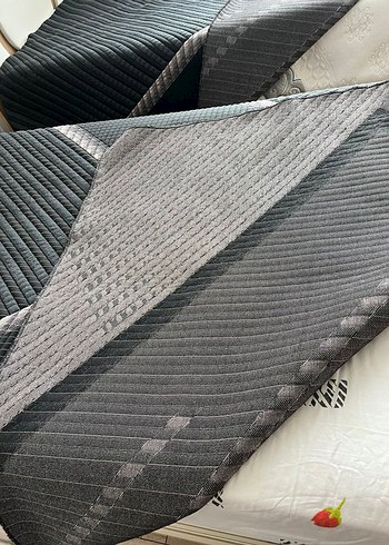 Siyah Dikişli Düz Yatak Örtüsü - Görsel 3