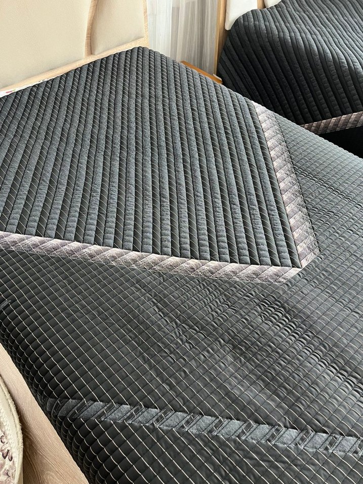 Siyah Dikişli Düz Yatak Örtüsü - Görsel 5