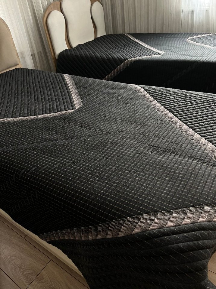 Siyah Dikişli Düz Yatak Örtüsü - Görsel 2