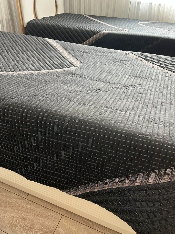 Siyah Dikişli Düz Yatak Örtüsü - Görsel 4