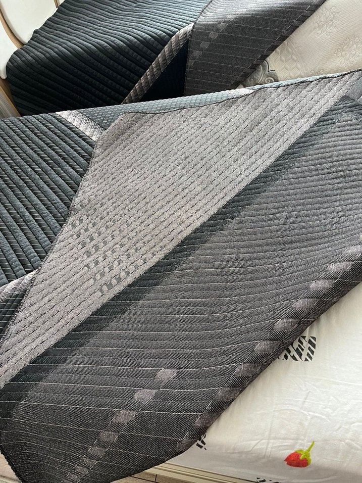 Siyah Dikişli Düz Yatak Örtüsü - Görsel 3