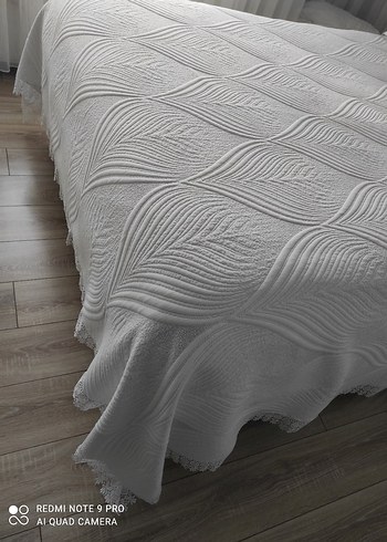 Gri Detaylı Beyaz Yatak Örtüsü - Görsel 3