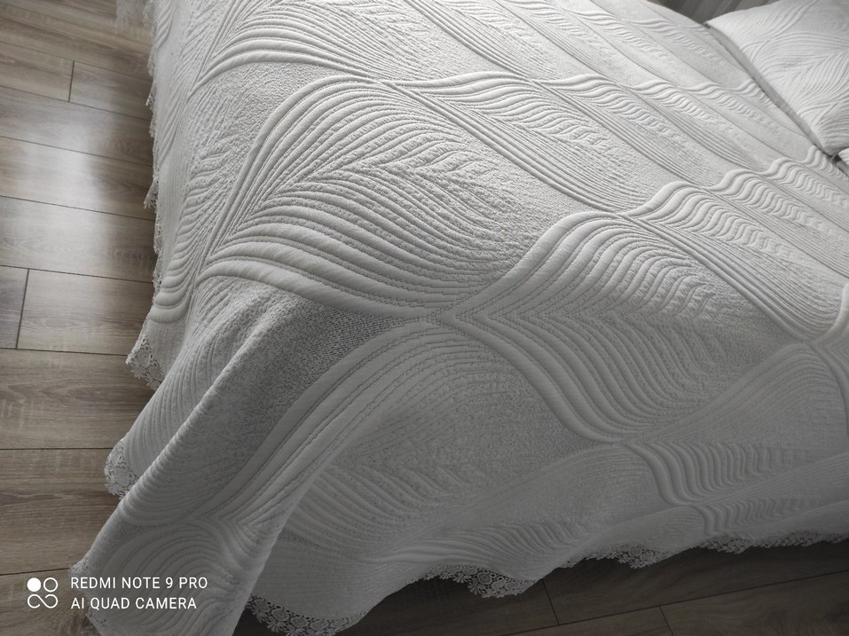 Gri Detaylı Beyaz Yatak Örtüsü - Görsel 2