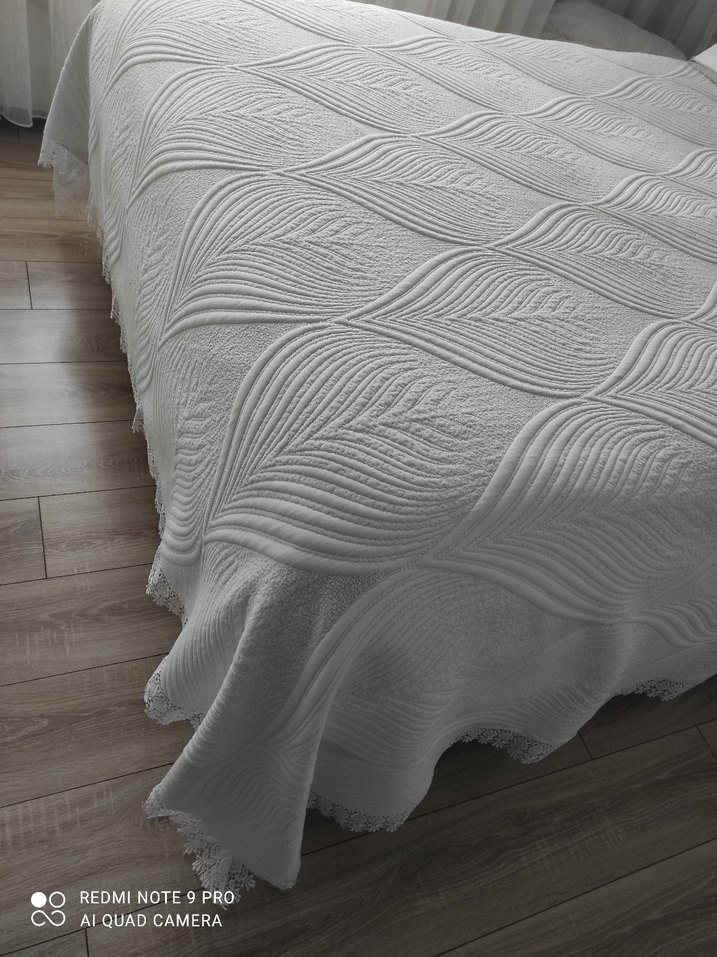 Gri Detaylı Beyaz Yatak Örtüsü - Görsel 3