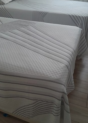 Gri Çizgili Yatak Örtüsü - Görsel 3