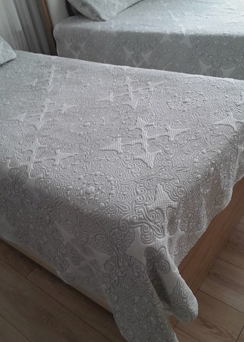 Gri Nakışlı Beyaz Yatak Örtüsü - Görsel 3