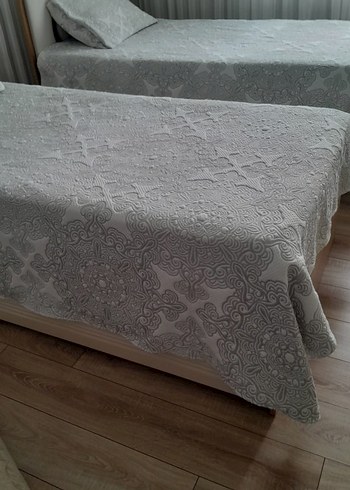Gri Nakışlı Beyaz Yatak Örtüsü - Görsel 2