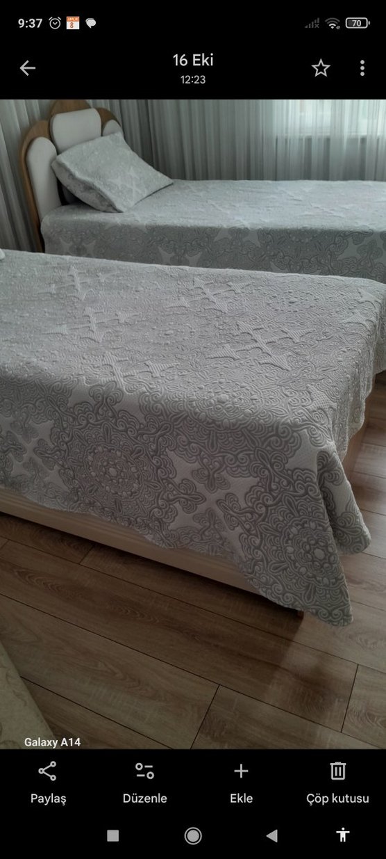 Gri Nakışlı Beyaz Yatak Örtüsü - Görsel 2