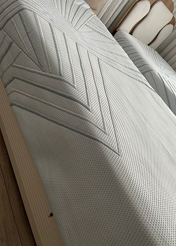 giri mavi Desenli Beyaz Yatak Örtüsü - Görsel 2