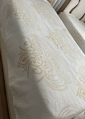 İşlemeli Beyaz Yatak Örtüsü - Görsel 2