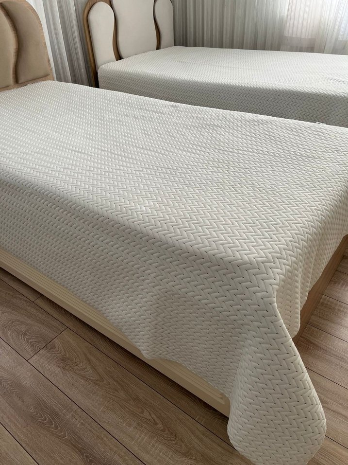 kabartmali kumaş tan oluşan yatak örtüsü - Görsel 5