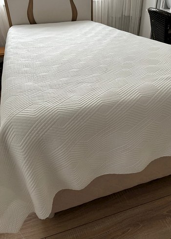 Beyaz hafif kabartmali pike yatak örtüsü - Görsel 3