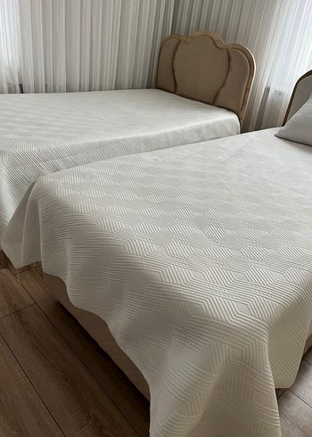 Beyaz hafif kabartmali pike yatak örtüsü - Görsel 2