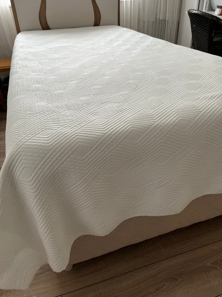Beyaz hafif kabartmali pike yatak örtüsü - Görsel 3