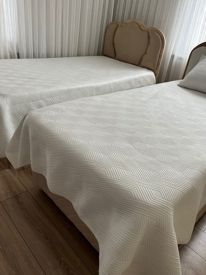Beyaz hafif kabartmali pike yatak örtüsü - Görsel 2
