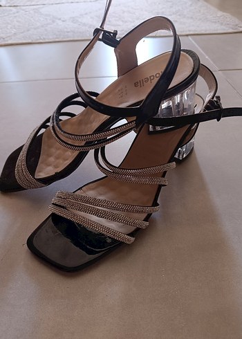 Diğer Siyah Parlak Yılan Desenli Stiletto Topuklu Sandalet