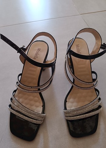 Siyah Parlak Yılan Desenli Stiletto Topuklu Sandalet