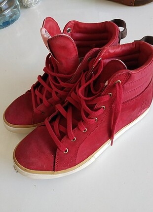 Kırmızı converse