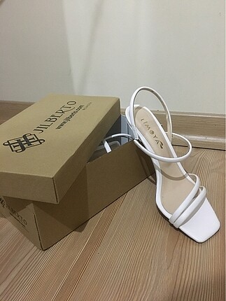 Beyaz Topuklu Sandalet