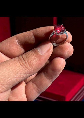 swarovski Kırmızı Taşlı Kadın Gümüş Yüzük tektaş