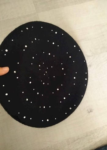 Beden Stradivarius bayan taşlı ressam şapkası