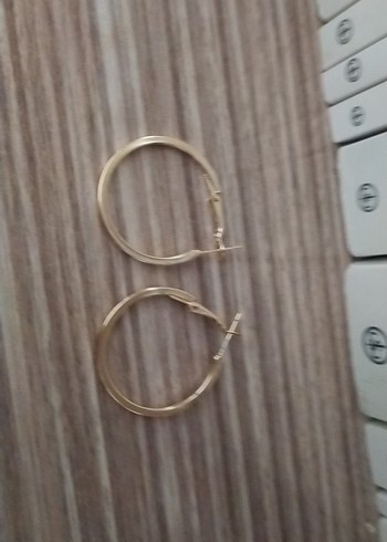 Altın Renk Midi Halka Küpe - Görsel 2