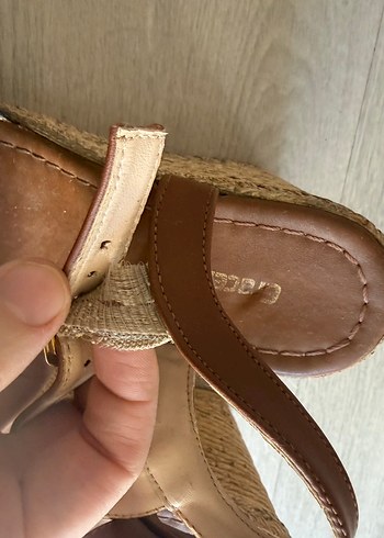 Kahverengi Nakışlı Kadın Dolgu Topuklu Sandalet - Görsel 2