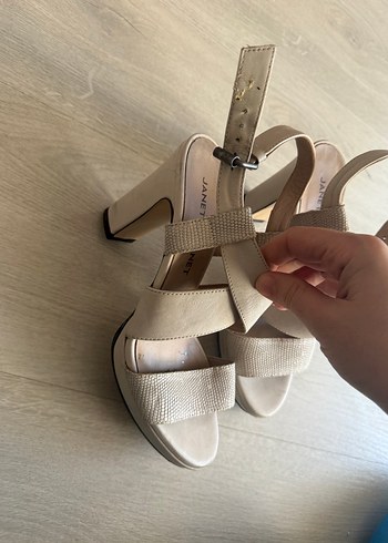 Bej Süet Tokalı İnce Topuklu Kadın Ayakkabı - Görsel 9