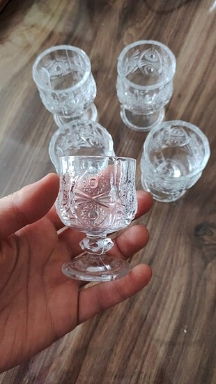 Kahve yani bardağı ve 2 adet çöp kovası 