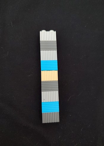 Renkli ve çizgili lego tuğla parçaları