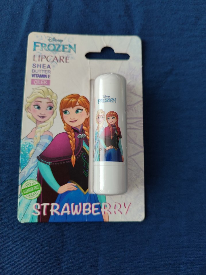 Frozen Shea Yağlı Çilekli Dudak Koruyucu - Görsel 3