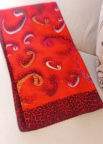 Kırmızı Desenli Kadın Fular - Görsel 2