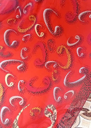 Kırmızı Desenli Kadın Fular - Görsel 3
