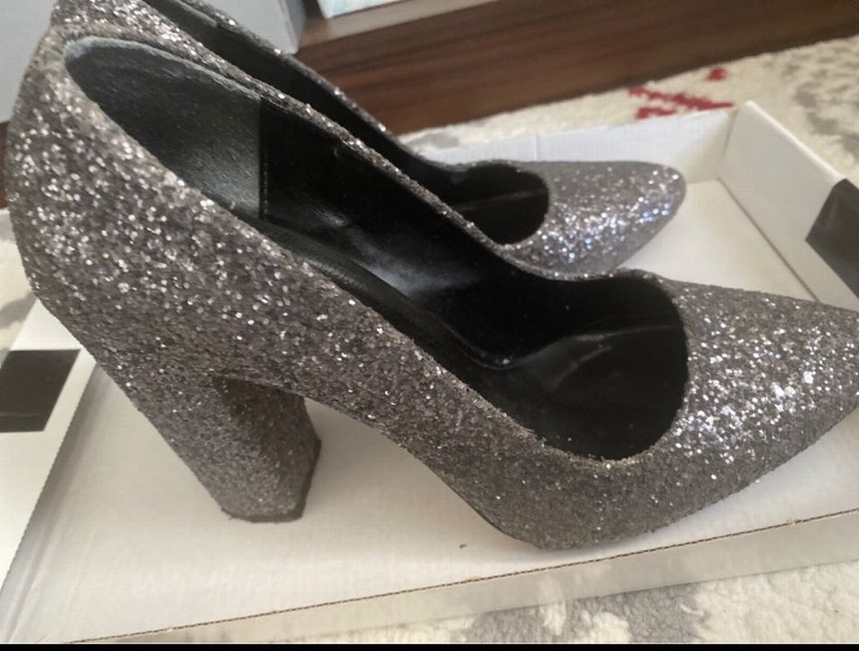 Parlak Gri Yılan Desenli Topuklu Ayakkabı - Görsel 2