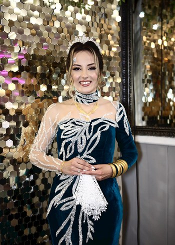 Uzun Kol Bir Kolu Boncuk Kumaşlı Petrol Mavisi Kadife KınaElbise - Görsel 2