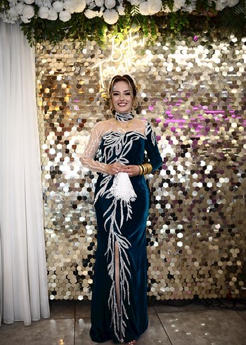 Uzun Kol Bir Kolu Boncuk Kumaşlı Petrol Mavisi Kadife KınaElbise - Görsel 4