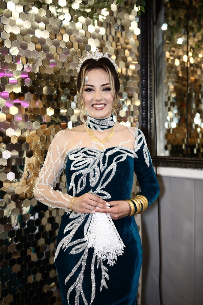 Uzun Kol Bir Kolu Boncuk Kumaşlı Petrol Mavisi Kadife KınaElbise - Görsel 2